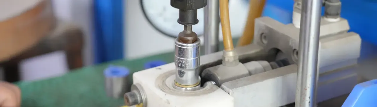 Pneumatic assembly rig fitting a cartridge into a valve body